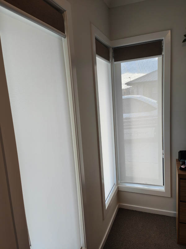 Light-filtering roller blinds fitted to two corner windows